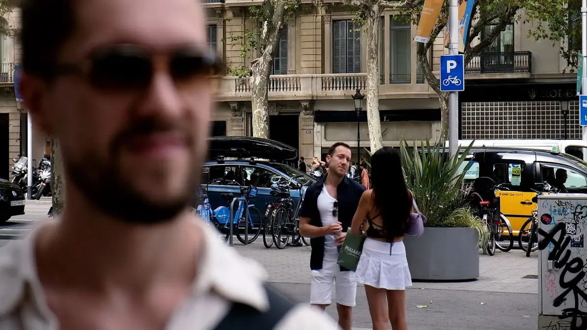Alex Leon coaching a client during a live street approach in Barcelona